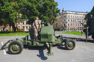 Riga, Letonya - 23 Ağustos 2016: Askeri gösterisinde Riga tarihi kent, Letonya