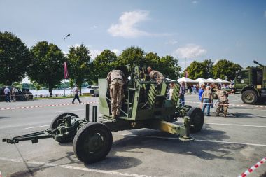 Riga, Letonya - 23 Ağustos 2016: Askeri gösterisinde Riga tarihi kent, Letonya
