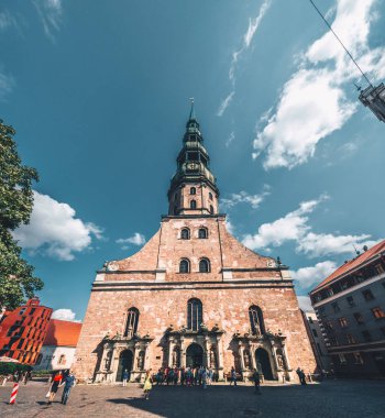 Riga, Letonya - 23 Ağustos 2016: Riga tarihi kent güneşli yaz günü güzel eski kale.