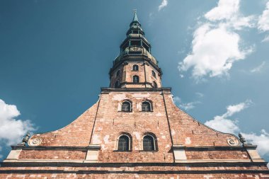 Riga, Letonya - 23 Ağustos 2016: Riga tarihi kent güneşli yaz günü güzel eski kale.