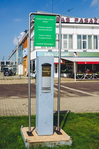 Riga Letonya Ağustos 2016 Elektrikli Araç Şarj Istasyonu Riga Yolcu — Stok fotoğraf