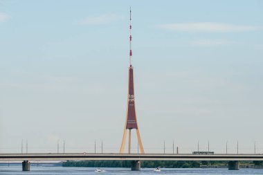 Riga, Letonya - 23 Ağustos 2016: Riga radyo ve televizyon kulesi, yaz gecesi.
