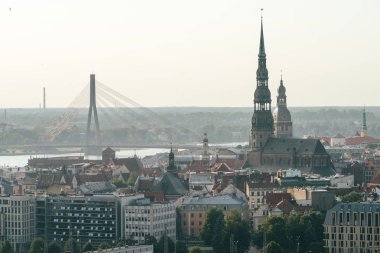 Riga, Letonya - 23 Ağustos 2016: Riga, panoramik yaz günbatımı zamanı. Başkenti ve en büyük şehri Letonya Riga olduğunu