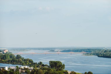 Riga, Letonya - 23 Ağustos 2016: Riga panoramik manzarasını nehir ve Köprüsü'nde yaz günbatımı Zamanı. 