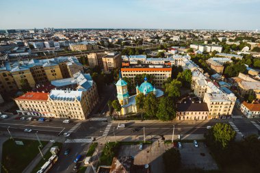 Riga, Letonya - 23 Ağustos 2016: Riga, panoramik yaz günbatımı zamanı. Başkenti ve en büyük şehri Letonya Riga olduğunu