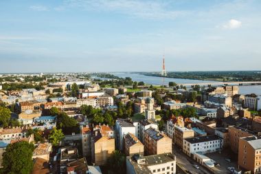Riga, Letonya - 23 Ağustos 2016: Riga, panoramik yaz günbatımı zamanı. Başkenti ve en büyük şehri Letonya Riga olduğunu