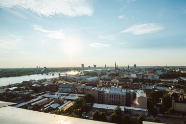 Riga, Letonya - 23 Ağustos 2016: Riga, panoramik yaz günbatımı zamanı. Başkenti ve en büyük şehri Letonya Riga olduğunu