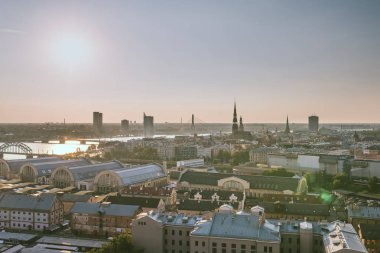 Riga, Letonya - 23 Ağustos 2016: Riga panoramik manzarasını nehir ve Köprüsü'nde yaz günbatımı Zamanı. 