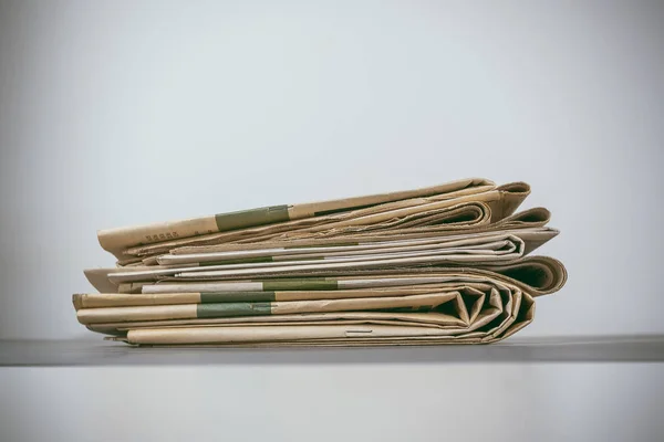 Concepto Lectura Periódicos Viejos Plegados Apilados —  Fotos de Stock