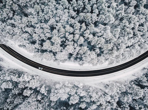 Drone vista aérea de la carretera en el bosque nevado — Foto de Stock