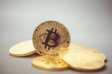Bitcoin (Btc). Kripto para birimi. Altın sikke üzerinde gri arka plan izole makro çekim. Blockchain teknoloji, bitcoin incelemesi kavramı.