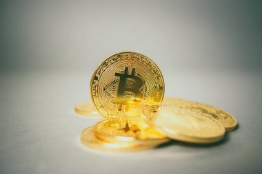 gri zemin üzerine altın bitcoins yakın çekim