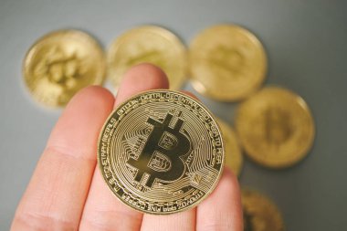 El tutma bitcoin. Kripto para birimi. Blockchain teknoloji, bitcoin incelemesi kavramı.