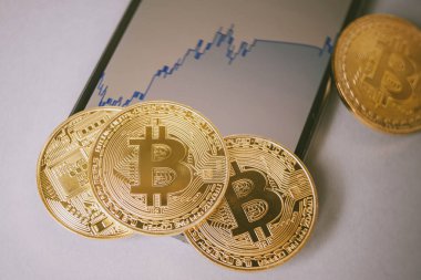 Bitcoin (Btc). Kripto para birimi. Altın sikke Smartphone'da yerleştirilen makro çekim. Blockchain teknoloji, bitcoin incelemesi kavramı.