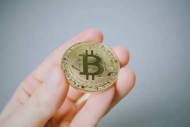 El tutma bitcoin. Kripto para birimi. Blockchain teknoloji, bitcoin incelemesi kavramı.