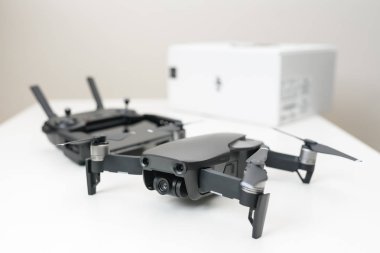 Kaunas, Litvanya - 03 Mart 2018: yeni ile DJI indeks işlem Mavic hava dron beyaz arka plan üzerinde