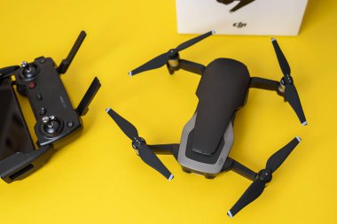 Kaunas, Litvanya - 03 Mart 2018: Unboxing yeni ile DJI indeks işlem Mavic hava dron sarı arka planda, üstten görünüm