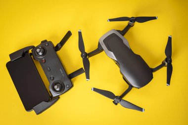 Kaunas, Litvanya - 03 Mart 2018: Unboxing yeni ile DJI indeks işlem Mavic hava dron sarı arka planda, üstten görünüm