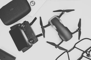 Kaunas, Litvanya - 03 Mart 2018: Unboxing yeni ile DJI indeks işlem Mavic hava uçak ve beyaz arka plan, üstten görünüm denetleyicisinde