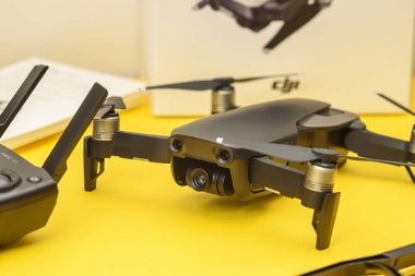 Kaunas, Litvanya - 03 Mart 2018: Unboxing yeni ile DJI indeks işlem Mavic hava dron Sarı zemin üzerine yakın çekim 