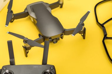 Kaunas, Litvanya - 03 Mart 2018: Unboxing yeni ile DJI indeks işlem Mavic hava dron Sarı zemin üzerine yakın çekim 