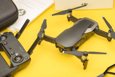 Kaunas, Litvanya - 03 Mart 2018: Unboxing yeni ile DJI indeks işlem Mavic hava dron Sarı zemin üzerine yakın çekim 