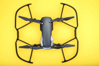 Kaunas, Litvanya - 03 Mart 2018: İle DJI indeks işlem Mavic hava uçak pervane korumaları, Sarı zemin üzerine yerleştirilir ile