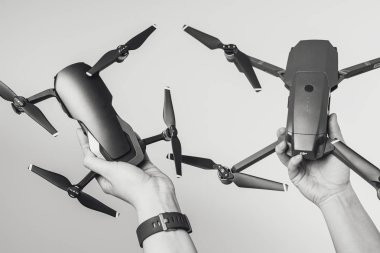 Kaunas, Litvanya - 03 Mart 2018: İle DJI indeks işlem Mavic hava ve Mavic Pro dronlar holding eller