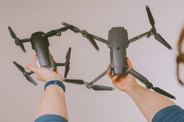 Kaunas, Litvanya - 03 Mart 2018: İle DJI indeks işlem Mavic hava ve Mavic Pro dronlar holding eller