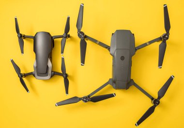 Kaunas, Litvanya - 03 Mart 2018: İle DJI indeks işlem Mavic hava ve Mavic Pro dronlar sarı arka planda, üstten görünüm