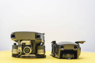 Kaunas, Litvanya - 03 Mart 2018: İle DJI indeks işlem Mavic hava ve Mavic Pro dronlar Sarı zemin üzerine