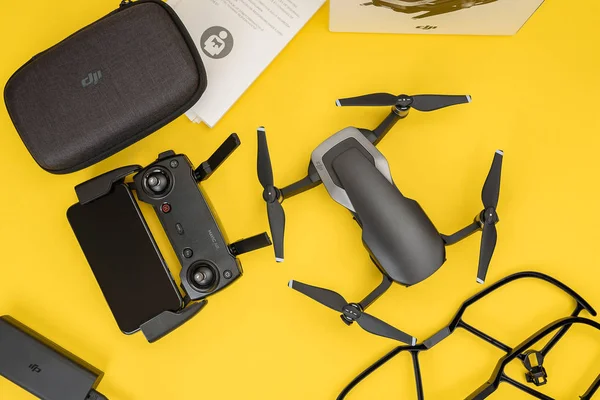 Kaunas, Litvanya - 03 Mart 2018: Unboxing yeni ile DJI indeks işlem Mavic hava dron sarı arka planda, üstten görünüm
