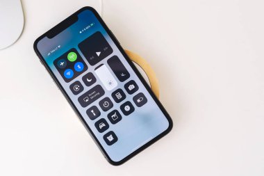 İPhone X akıllı telefon Kablosuz şarj cihazıyla şarj