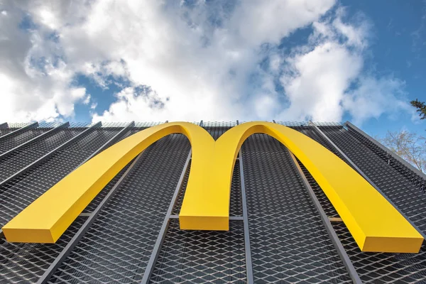 Logo McDonald pada restoran di Kaunas, Lithuania — Stok Foto