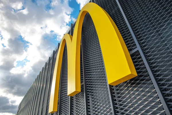 McDonalds logo på restaurant i Kaunas, Litauen – stockfoto