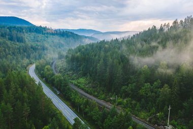 Norveç karayolu ve demiryolu insansız hava aracı görüntüsü