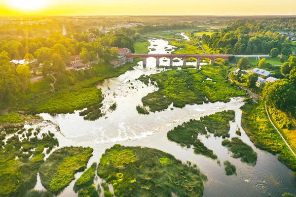 Vista aérea del dron de la cascada de Rumba en Letonia — Foto de Stock