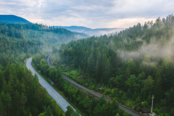 Вид с воздуха на автомобильные и железные дороги, Норвегия