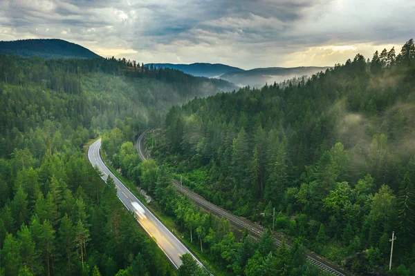 Drohnen-Luftaufnahme von Straße und Eisenbahn, Norwegen — Stockfoto