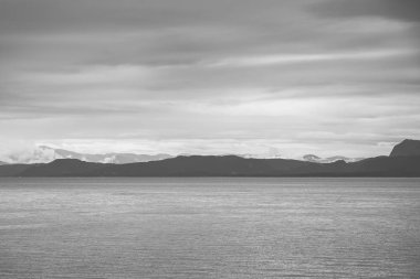 Dağların ve fiyordun dramatik manzarası