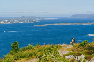 İnsanlar manzarayı Alesund, Norveç 'ten izliyorlar.