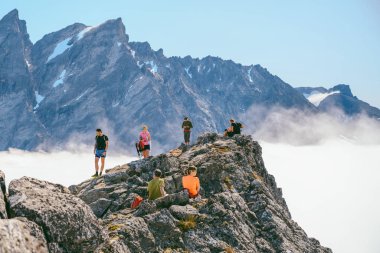 Norveç 'te Romsdalseggen tepesinde yürüyüş