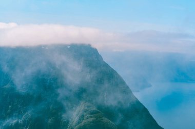 Norveç 'te Romsdalseggen tepesinde yürüyüş