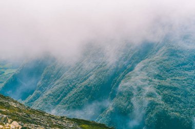 Norveç 'te Romsdalseggen tepesinde yürüyüş
