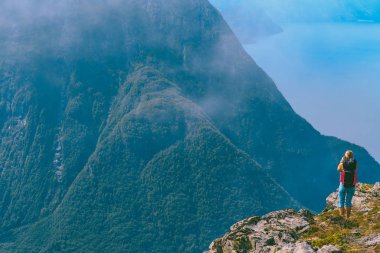 Norveç 'te Romsdalseggen tepesinde yürüyüş