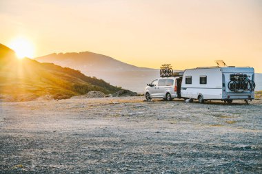 Norveç 'te park halindeki minibüs ve karavan.