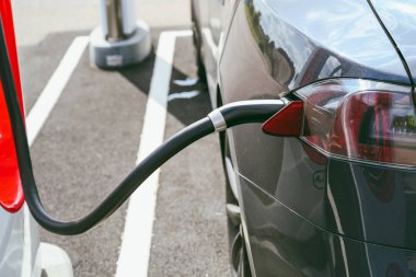 Yakın görüntü Tesla logosu