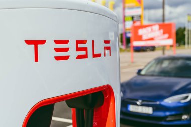 Yakın görüntü Tesla logosu