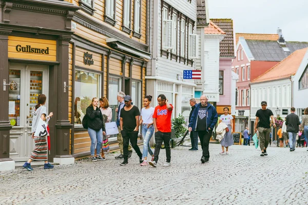 Strada con case bianche in legno nel centro storico di Stavanger, Norw — Foto Stock