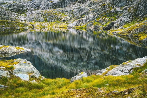 Sentiero escursionistico nel Nordfjord. Norvegia, Europa — Foto Stock